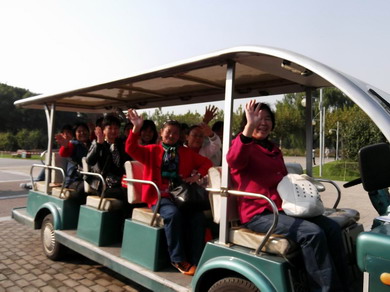 李老(lǎo)師與家政員在世紀公園坐(zuò)車遊園.JPG